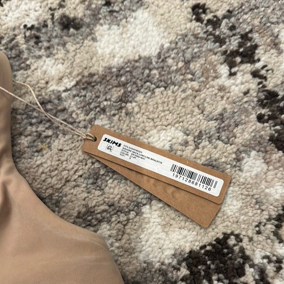 SKIMS Tan Seamless Bra with Supportive Band - Picture 2 of 4